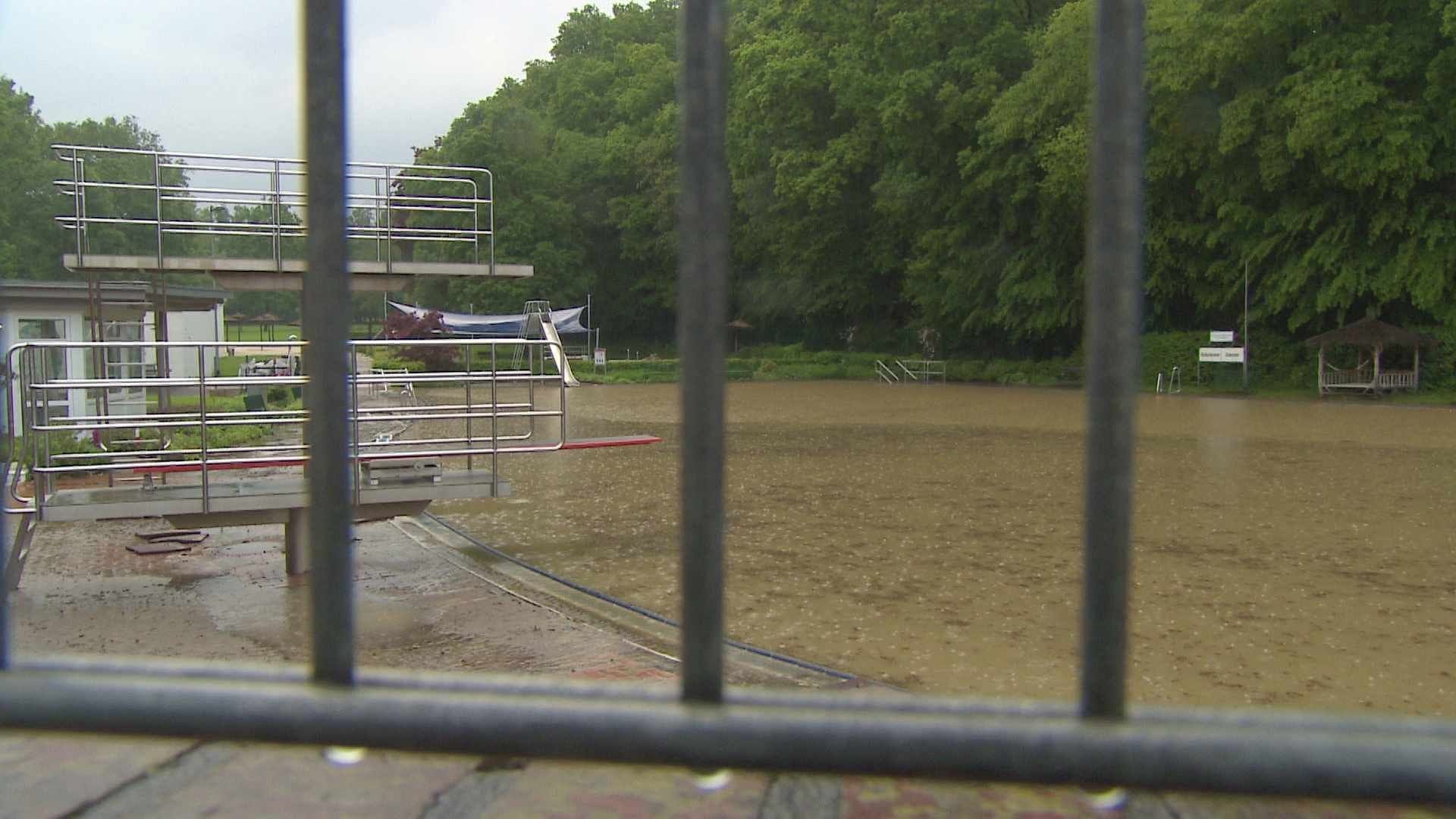 Das Freibad "Löhn-Bad": Wassermassen fluteten das Becken.