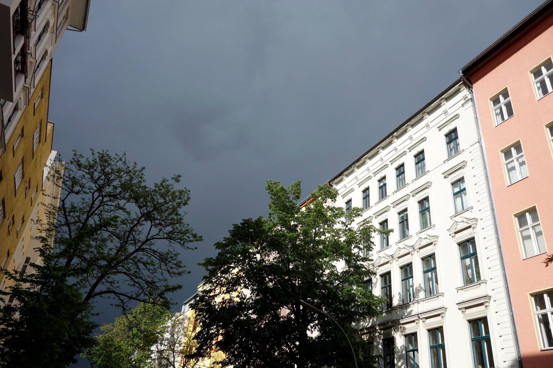 Dunkler Himmel über Berlin (Archivbild): Die kommenden Tage wird es kühler und nasser.