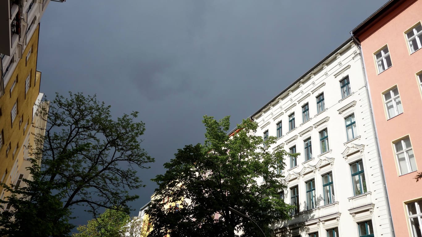 Dunkler Himmel über Berlin (Archivbild): Die kommenden Tage wird es kühler und nasser.