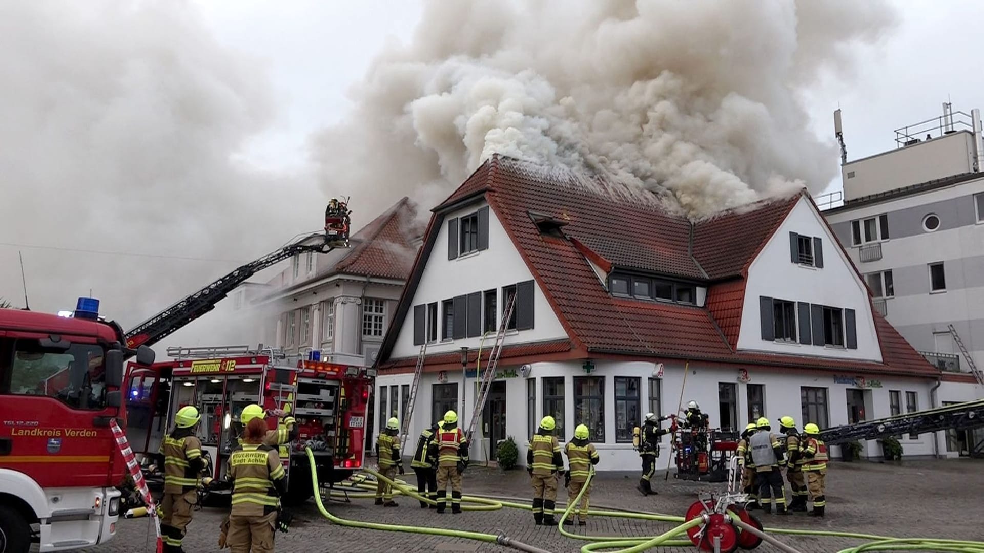 Die Einsatzkräfte der Feuerwehr sind bei den Löscharbeiten an einem Mehrfamilienhaus in der Innenstadt Achims (Landkreis Verden). Die Einsatzkräfte der Feuerwehr sind bei den Löscharbeiten an einem Mehrfamilienhaus in der Innenstadt Achims (Landkreis Verden).