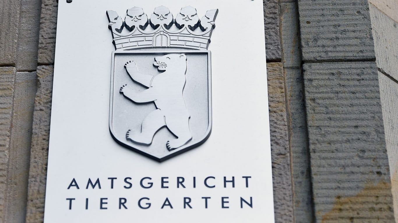 Schild Amtsgericht Tiergarten (Symbolbild): Der angeklagte Pfleger ist zu einer Geldstrafe von mehreren Tausend Euro verurteilt.