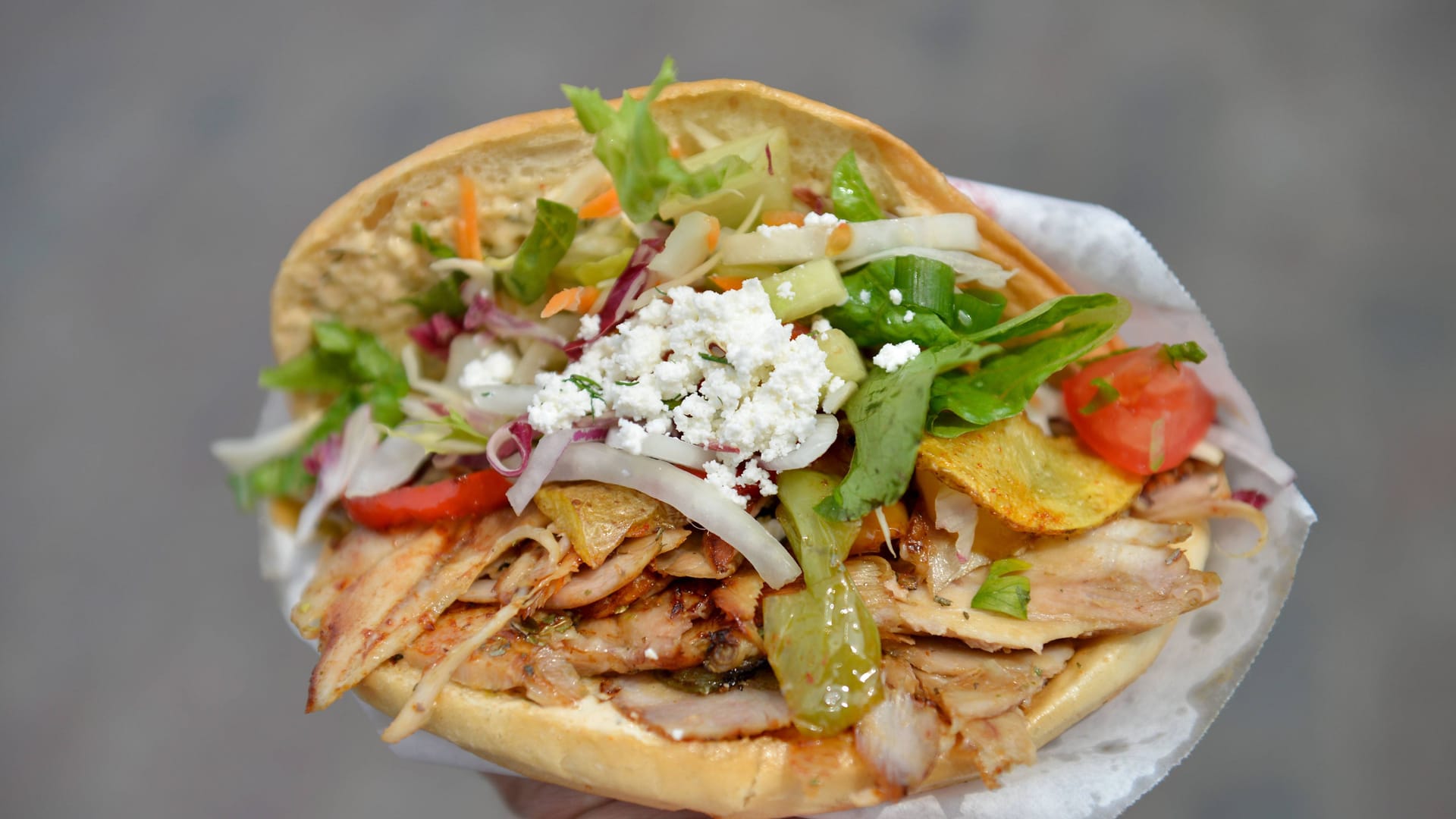 Ein Döner (Symbolbild): Bei Bonn mussten Kunden fast nichts für ihr Essen bezahlen.