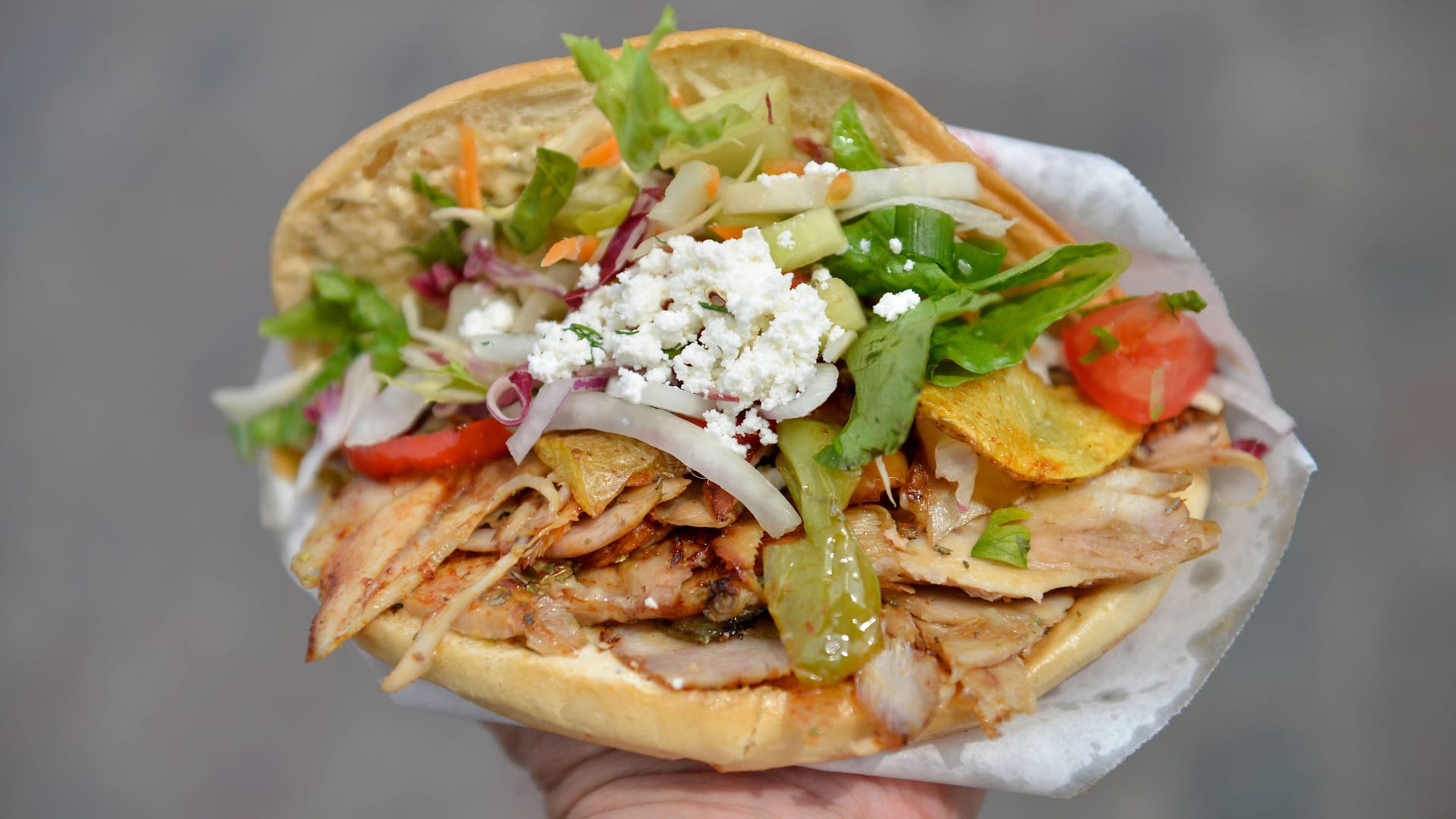 Ein Döner (Symbolbild): Bei Bonn mussten Kunden fast nichts für ihr Essen bezahlen.