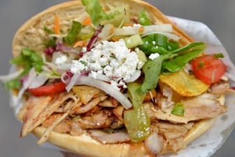 Ein Döner (Symbolbild): Bei Bonn mussten Kunden fast nichts für ihr Essen bezahlen.