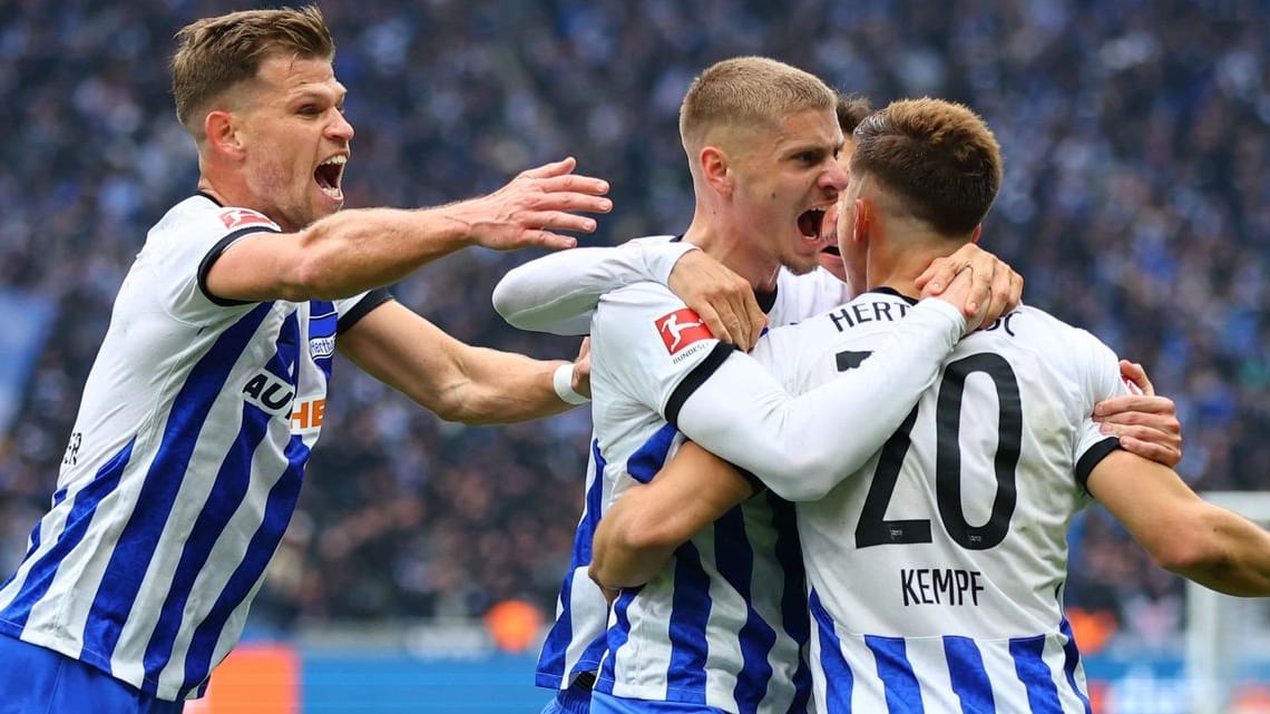 Jubel bei den Herthanern im Spiel gegen Stuttgart: Entscheidung über den Abstieg verschoben. Jubel bei den Herthanern im Spiel gegen Stuttgart: Entscheidung über den Abstieg verschoben.