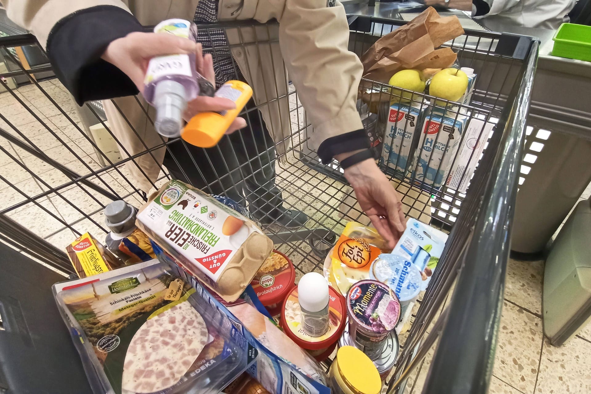 Einkauf in einem Supermarkt (Symbolbild): Auf fast alle Waren und Dienstleistungen fällt Mehrwertsteuer an.