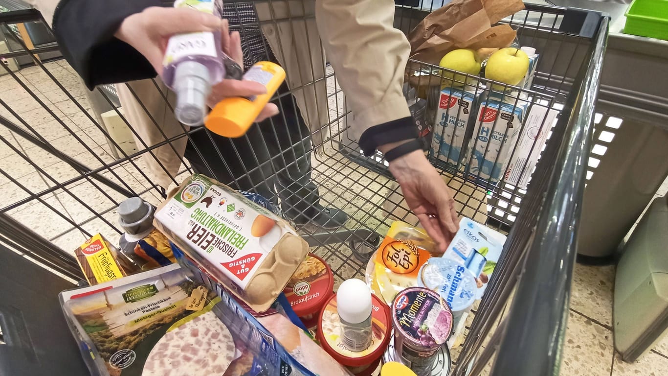 Einkauf in einem Supermarkt (Symbolbild): Auf fast alle Waren und Dienstleistungen fällt Mehrwertsteuer an.
