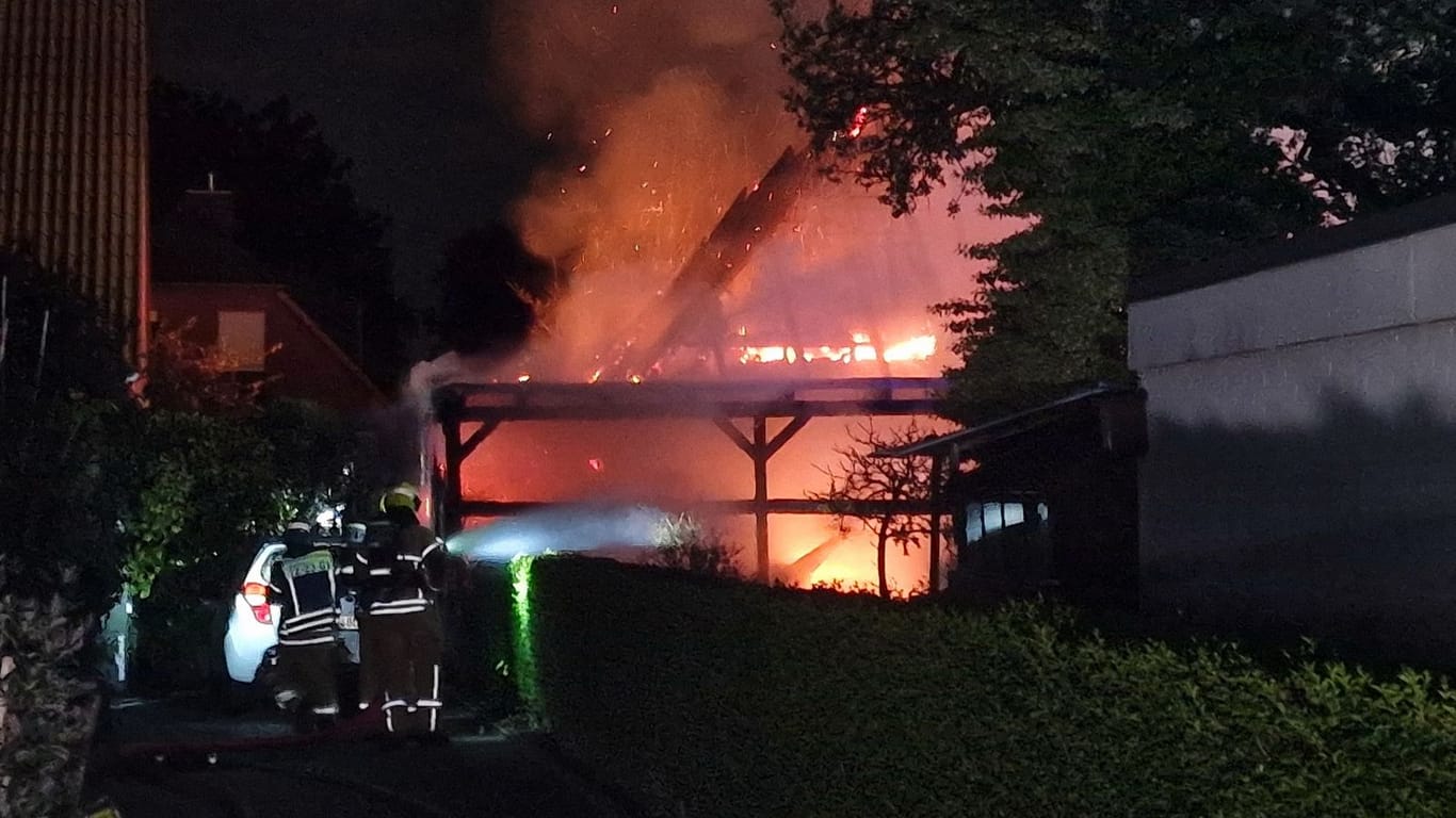 Feuerwehrleute versuchen einen Hausbrand zu löschen: Rund 90 Einsatzkräfte waren vor Ort. Feuerwehrleute versuchen einen Hausbrand zu löschen: Rund 90 Einsatzkräfte waren vor Ort.