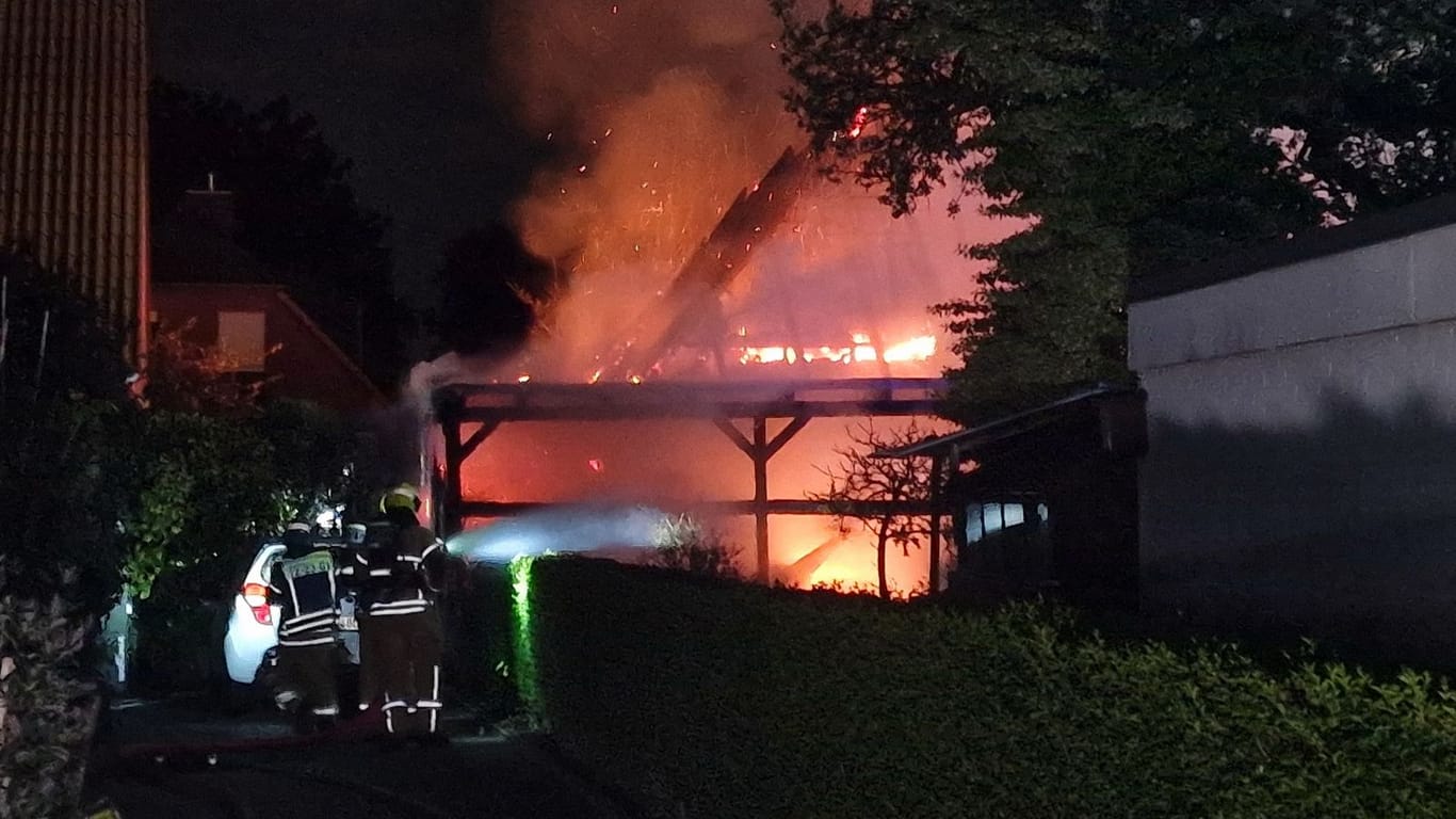 Feuerwehrleute versuchen einen Hausbrand zu löschen: Rund 90 Einsatzkräfte waren vor Ort.