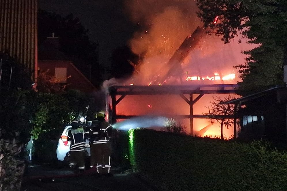 Feuerwehrleute versuchen einen Hausbrand zu löschen: Rund 90 Einsatzkräfte waren vor Ort.