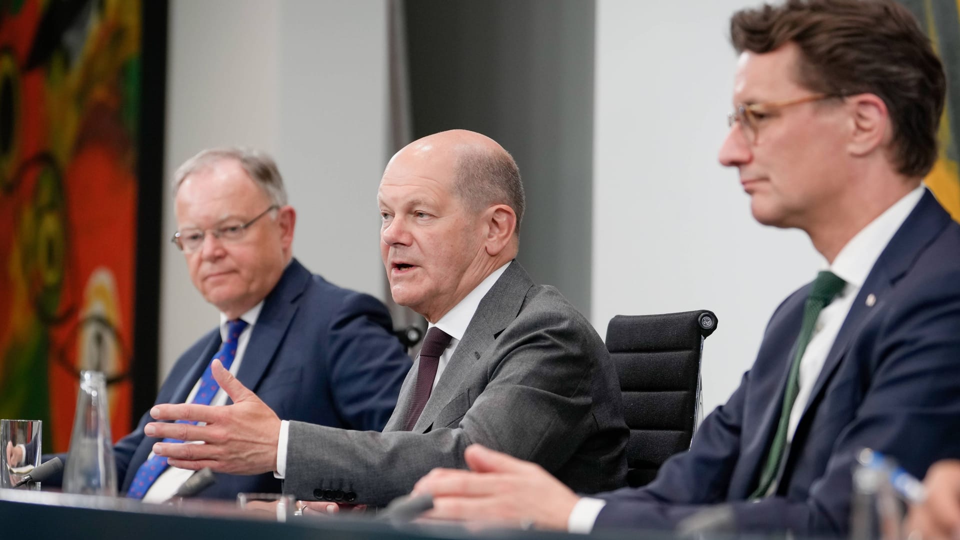 Kanzler Olaf Scholz (M.), Ministerpräsidenten Weil (l.) und Wüst: Die Länder ziehen den Kürzeren.