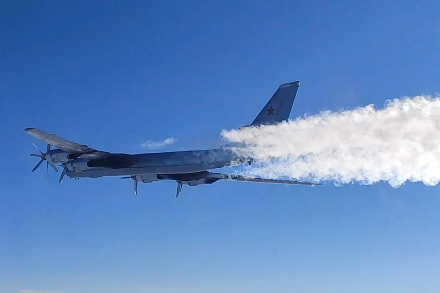 Russischer Bomber des Typs Tu-95MS (Archivbild): Die Abwurfzone der Marschflugkörper befindet sich in der Regel über dem Kaspischen Meer.