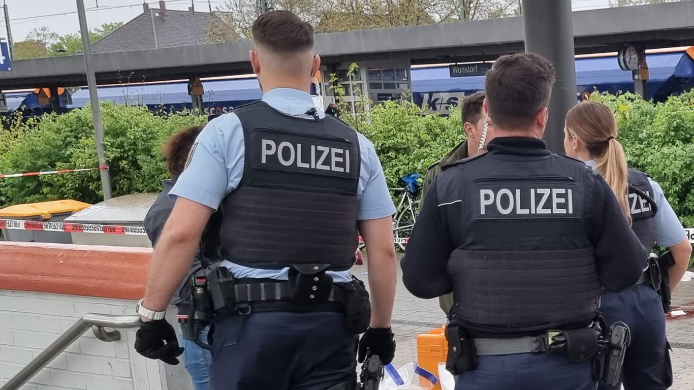 Polizisten stehen am Bahnhof in Wunstorf in der Region Hannover. Ein 35-Jähriger ist am Freitag bei einem Streit im Bahnhof von Wunstorf mit einem Messer lebensgefährlich verletzt worden.