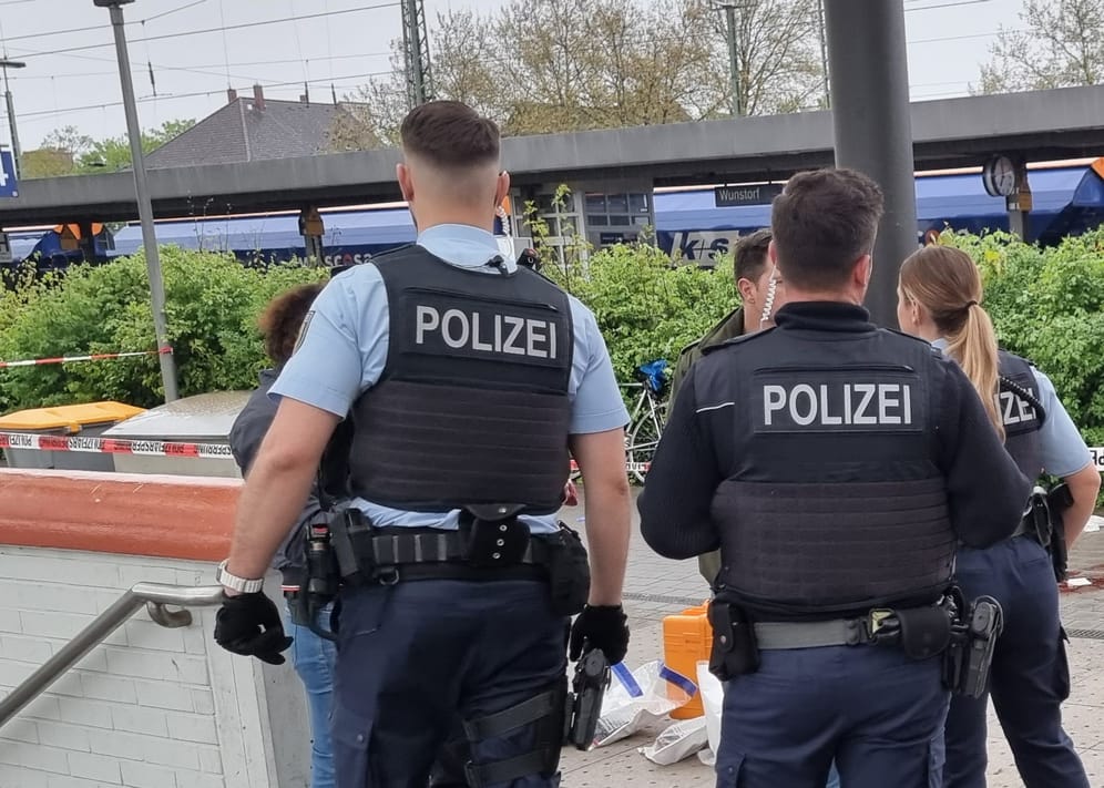 Polizisten stehen am Bahnhof in Wunstorf in der Region Hannover. Ein 35-Jähriger ist am Freitag bei einem Streit im Bahnhof von Wunstorf mit einem Messer lebensgefährlich verletzt worden.