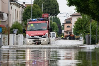 Die Feuerwehr im Einsatz während des Hochwassers: Das Hochwasser und die vielen Erdrutsche machen den betroffenen Gebieten weiter zu schaffen.