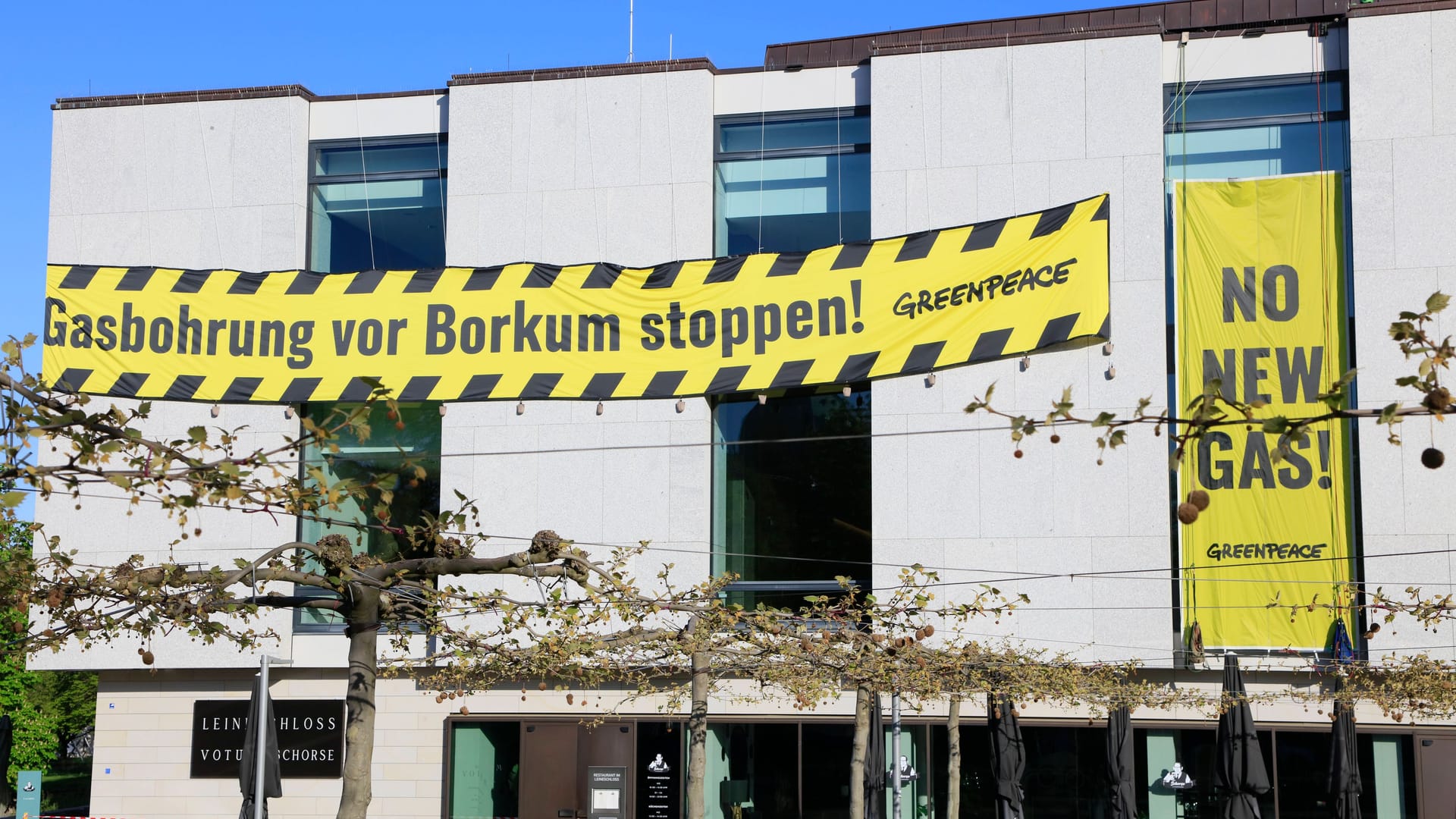 Protestaktion am niedersächsischen Landtag: Greenpeace-Aktivisten hatten dabei auch das Gebäude beschädigt. Protestaktion am niedersächsischen Landtag: Greenpeace-Aktivisten hatten dabei auch das Gebäude beschädigt.