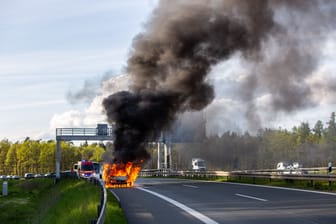 Am Samstagabend ist auf der A73 im Nürnberger Land ein Auto aus noch ungeklärter Ursache in Brand geraten.
