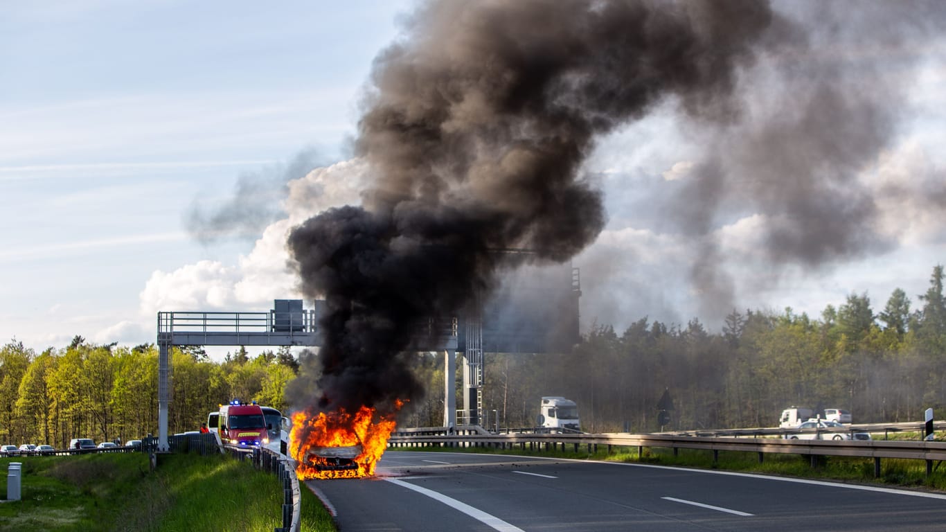 Am Samstagabend ist auf der A73 im Nürnberger Land ein Auto aus noch ungeklärter Ursache in Brand geraten.
