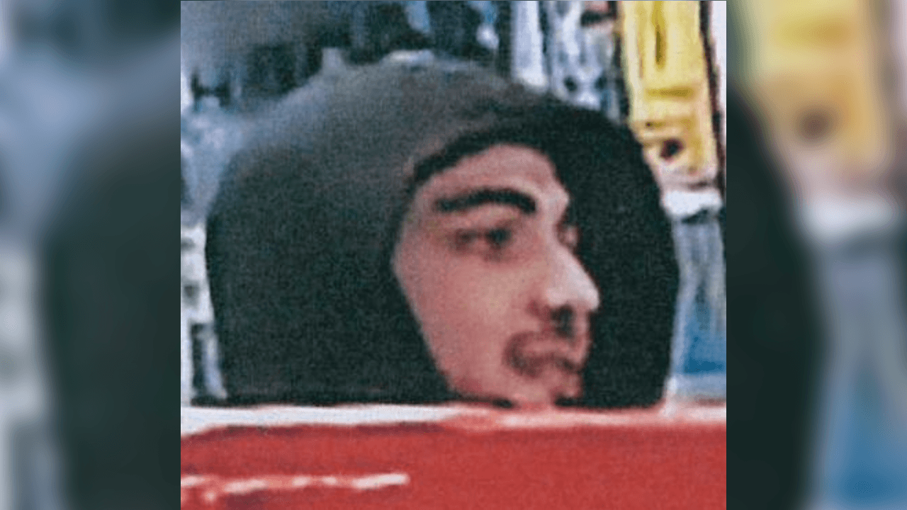 Der Gesuchte: Zusammen mit Komplizen soll der Mann zwei Dortmunder attackiert haben. Der Gesuchte: Zusammen mit Komplizen soll der Mann zwei Dortmunder attackiert haben.
