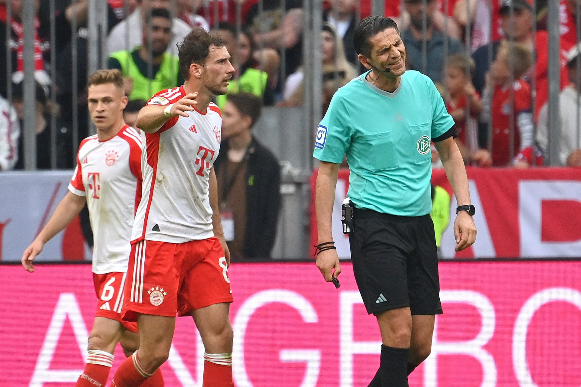 Leon Goretzka diskutiert mit Schiedsrichter Deniz Aytekin (r.): Das Spiel der Bayern gegen Leipzig sorgte zuletzt für Aufregung.
