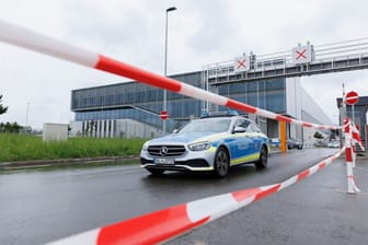 Ein Polizeifahrzeug verläss an Tor 5 das Werksgelände. Bei Schüssen auf einem Werksgelände von Mercedes-Benz in Sindelfingen: Zwei Menschen wurden hier am Donnerstag getötet.