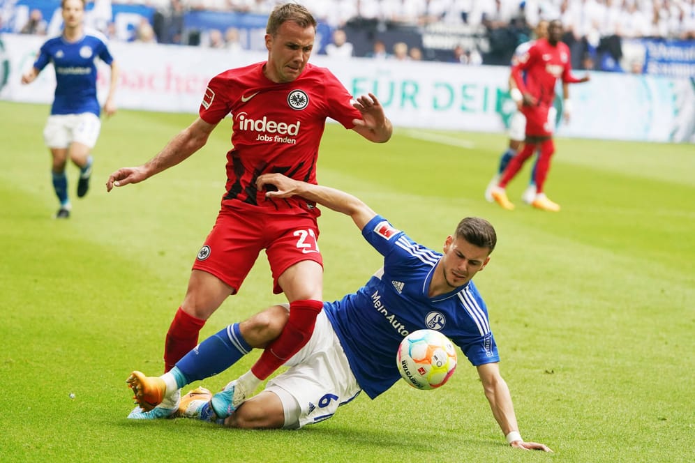 Mario Götze (l.) gegen Tom Krauß: Gegen Frankfurt setzte es für Schalke eine bittere Niederlage.