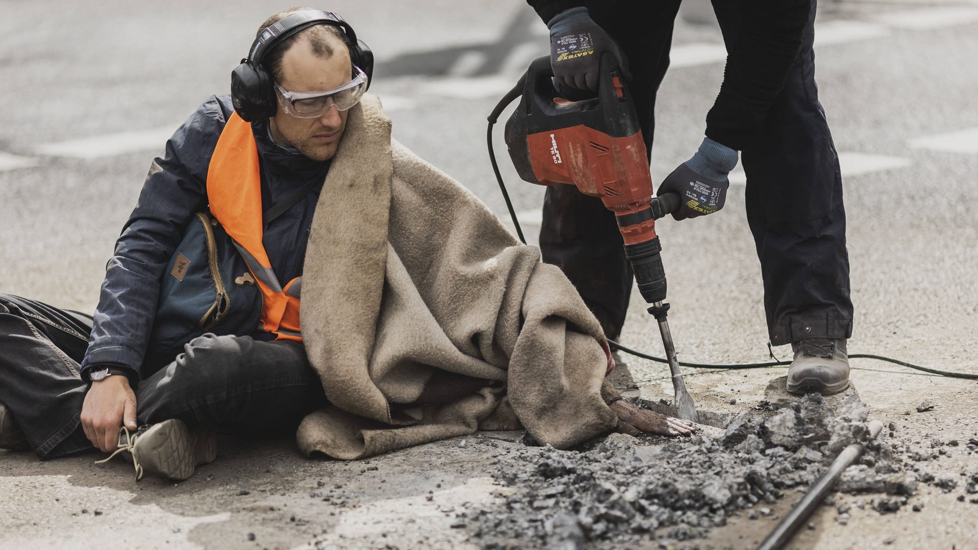 Ein Aktivist "Letzte Generation" von der Straße entfernt (Archivbild): Der Chef der Polizei-Gewerkschaft kritisiert die Klimakleber.