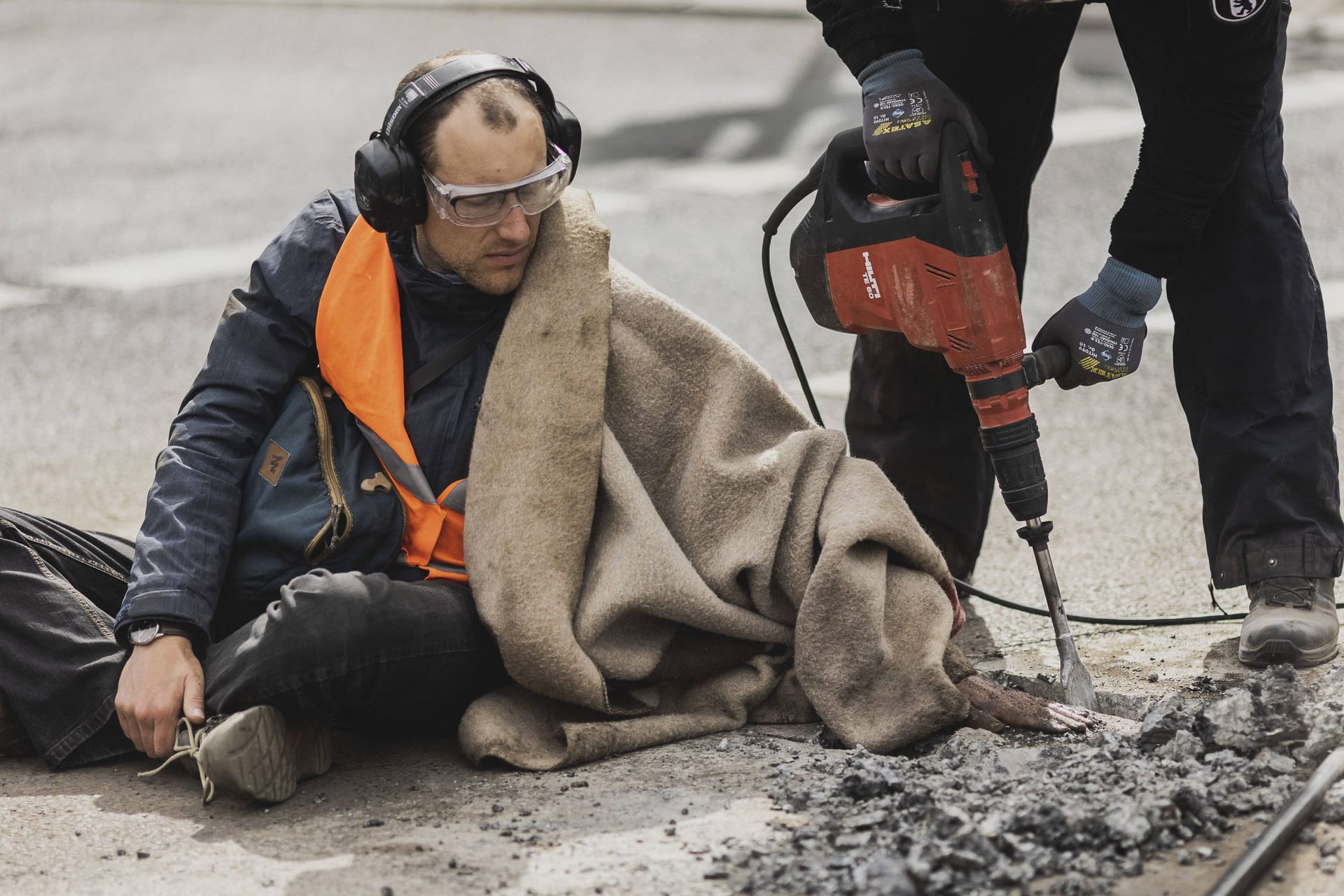 Ein Aktivist "Letzte Generation" von der Straße entfernt (Archivbild): Der Chef der Polizei-Gewerkschaft kritisiert die Klimakleber.