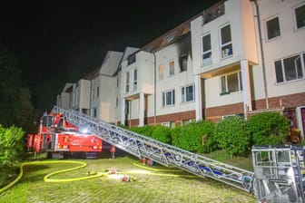 Die Feuerwehr an der Einsatzstelle: Die Explosion ereignete sich im zweiten Obergeschoss des Hauses.