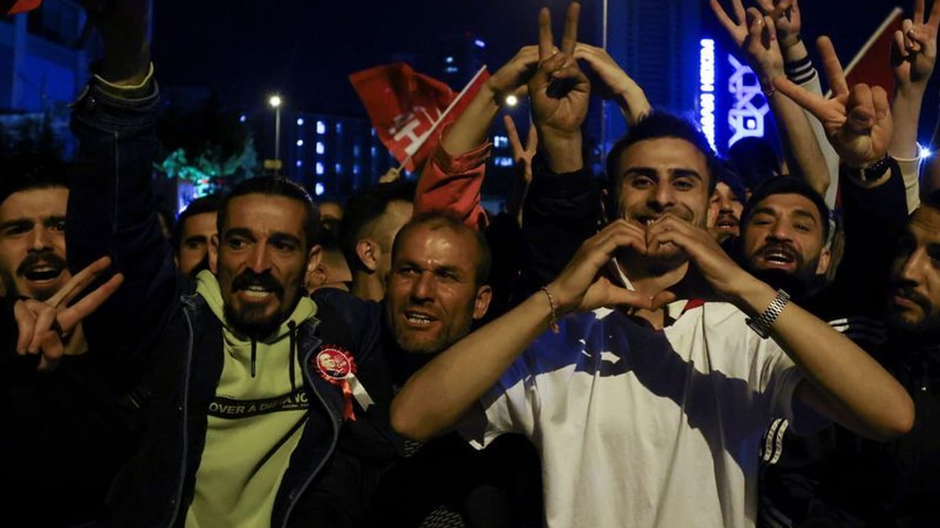 Anhänger von Kilicdaroglu feiern in Ankara: Viele CHP-Anhänger hatten auf einen Sieg ihres Kandidaten im ersten Wahlgang gehofft.