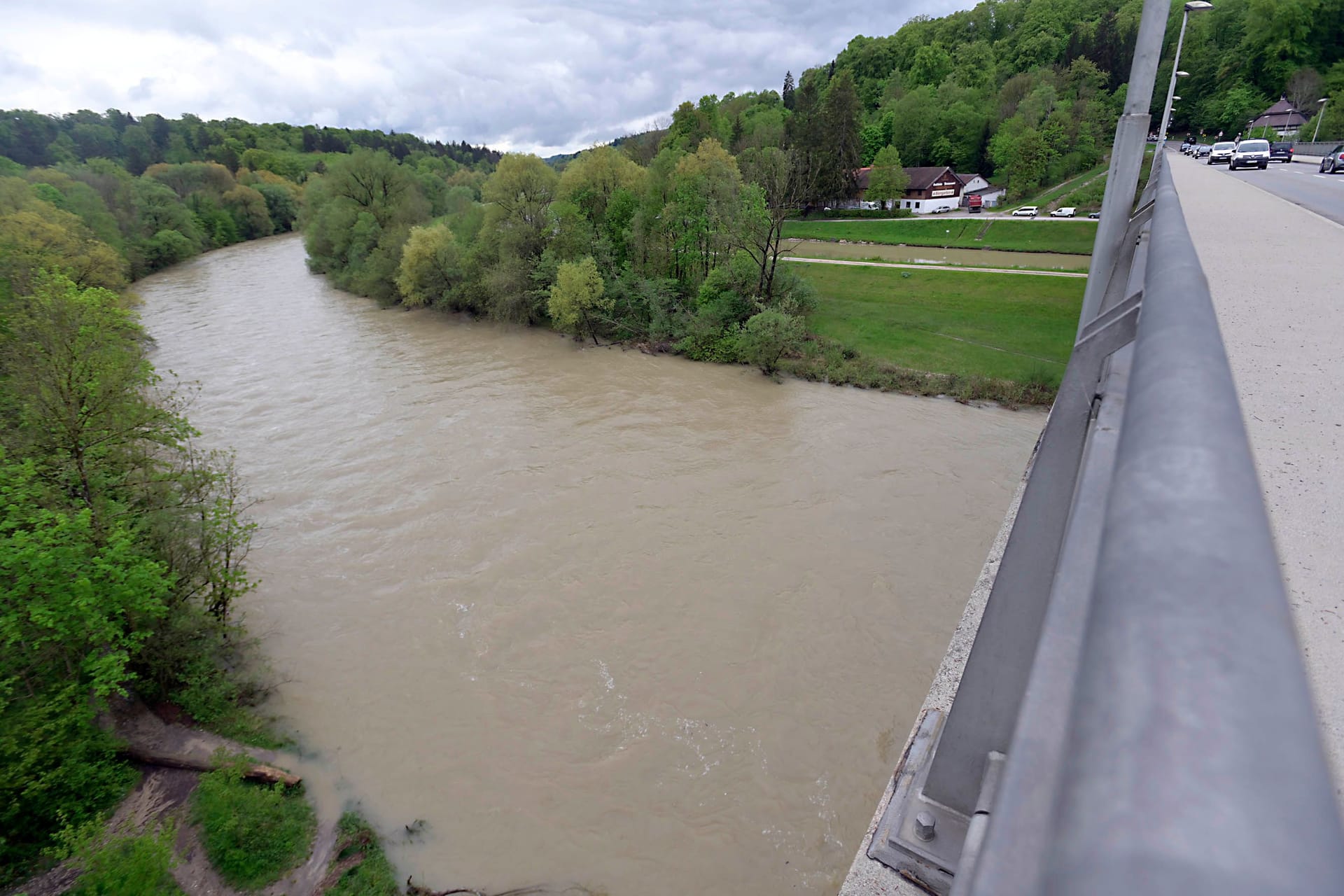 Leichtes Hochwasser unter der Grünwalder Brücke (Archivbild), am Samstag und Sonntag könnte der Pegel der Isar steigen.