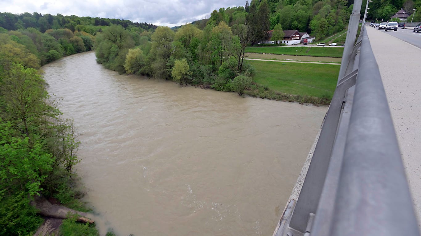 Die Isar am Freitagmittag: Leichtes Hochwasser unter der Grünwalder Brücke.