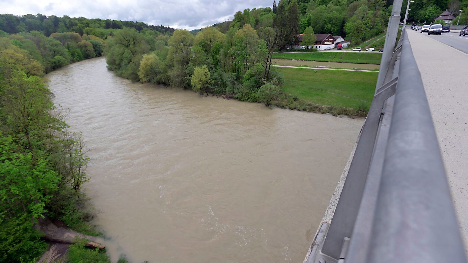 Leichtes Hochwasser unter der Grünwalder Brücke (Archivbild), am Samstag und Sonntag könnte der Pegel der Isar steigen.