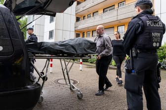 Ratingen: Bestatter bringen den Leichnam einer in einer Wohnung aufgefundenen Person zum Leichenwagen.