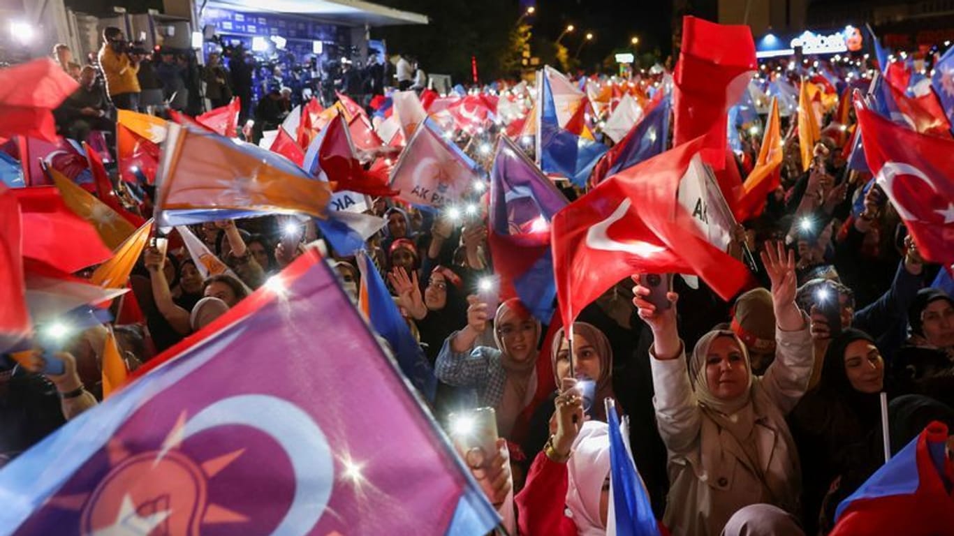 Ankara: Anhänger der AKP feiern vor dem Präsidentenpalast das Wahlergebnis.