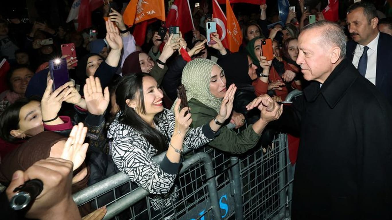 Istanbul: Erdoğan begrüßt kurz vor Mitternacht nach der Wahl seine Anhänger.