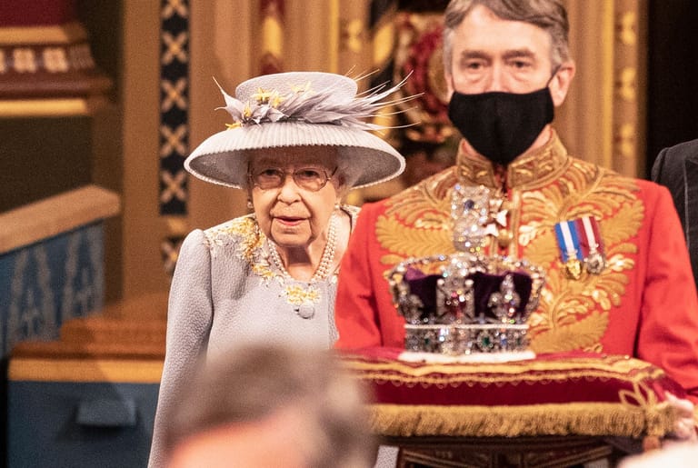 Imperial State Crown: Queen Elizabeth II. trug sie beispielsweise bei der traditionellen Eröffnung des britischen Parlaments, so wie hier am 11. Mai 2021.