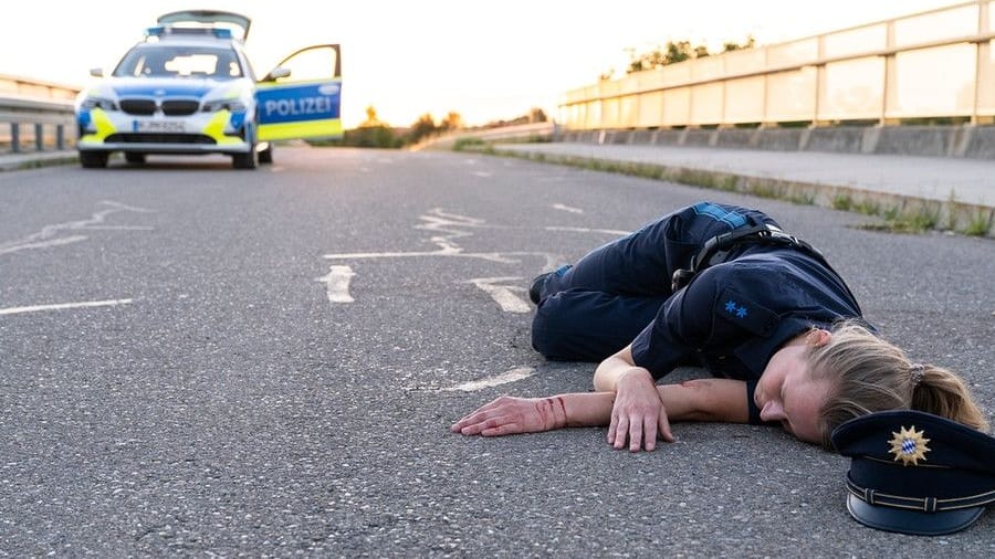 "Tatort: Game Over": Lena Wagensonner (Xenia Benevolenskaya) wird bei einer Verkehrskontrolle erschossen. "Tatort: Game Over": Lena Wagensonner (Xenia Benevolenskaya) wird bei einer Verkehrskontrolle erschossen.