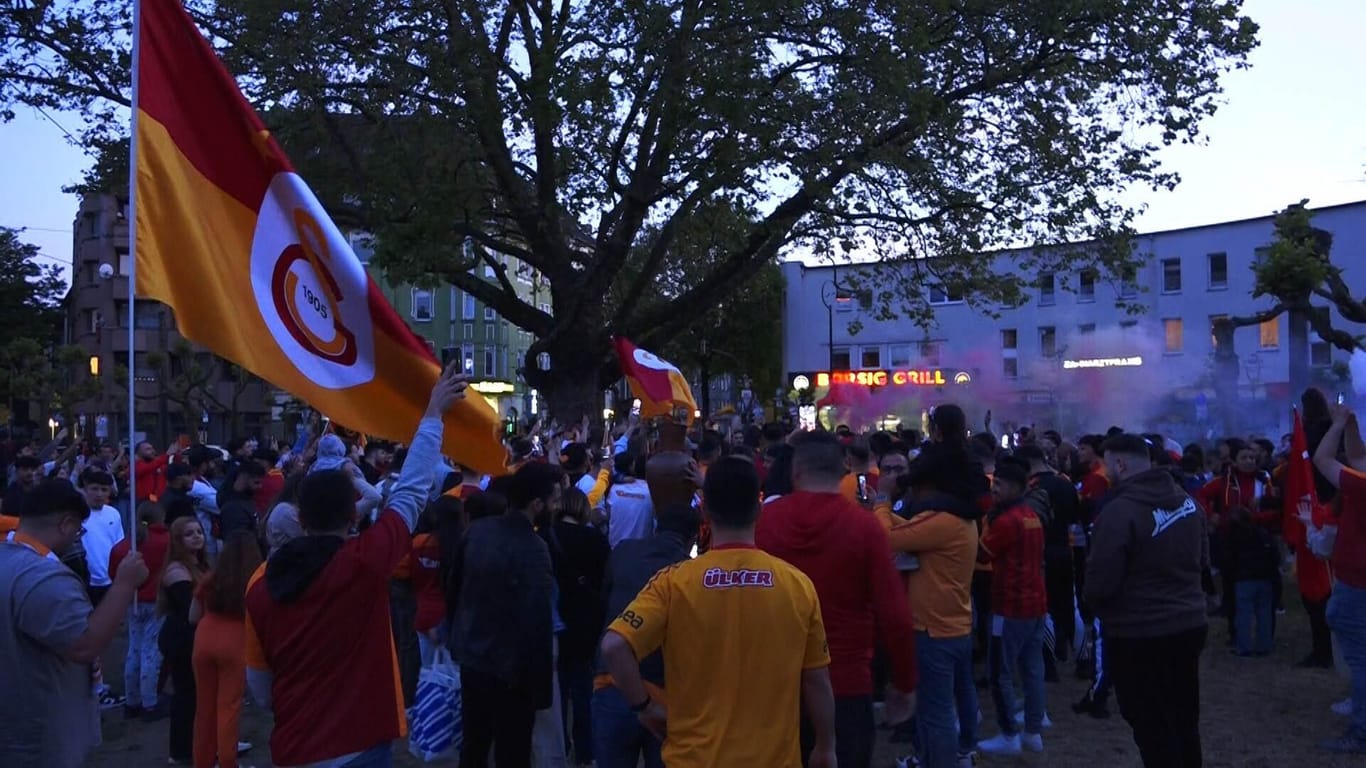 Fußball-Fans am Borsigplatz in Dortmund: Hier feierten sie ausgiebig die 23. türkische Meisterschaft. Fußball-Fans am Borsigplatz in Dortmund: Hier feierten sie ausgiebig die 23. türkische Meisterschaft.
