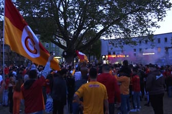 Fußball-Fans am Borsigplatz in Dortmund: Hier feierten sie ausgiebig die 23. türkische Meisterschaft.