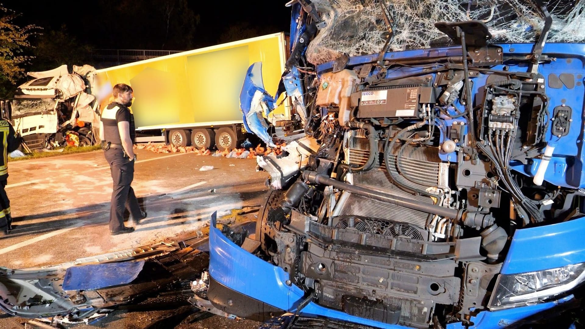 Auch der zweite Lkw wurde stark beschädigt.