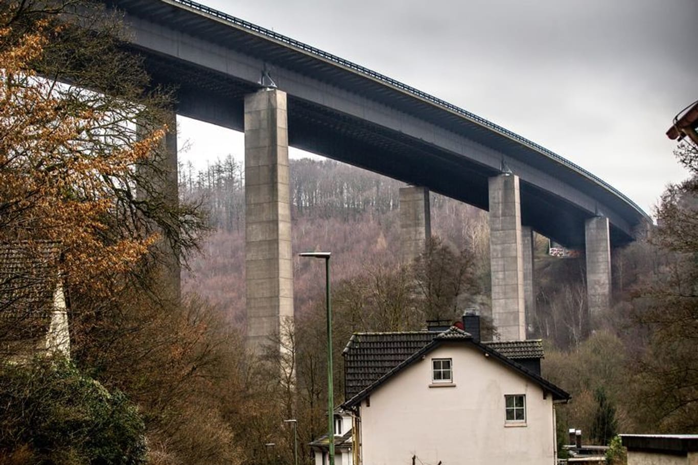 Die marode Talbrücke Rahmede der Autobahn 45 bei Lüdenscheid: Die Brücke ist erfolgreich gesprengt worden.