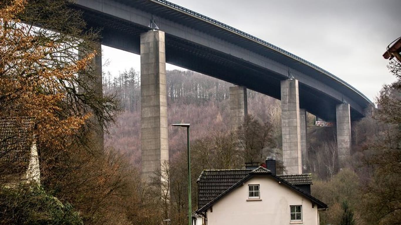 Die marode Talbrücke Rahmede der Autobahn 45 bei Lüdenscheid: Die Brücke ist erfolgreich gesprengt worden.