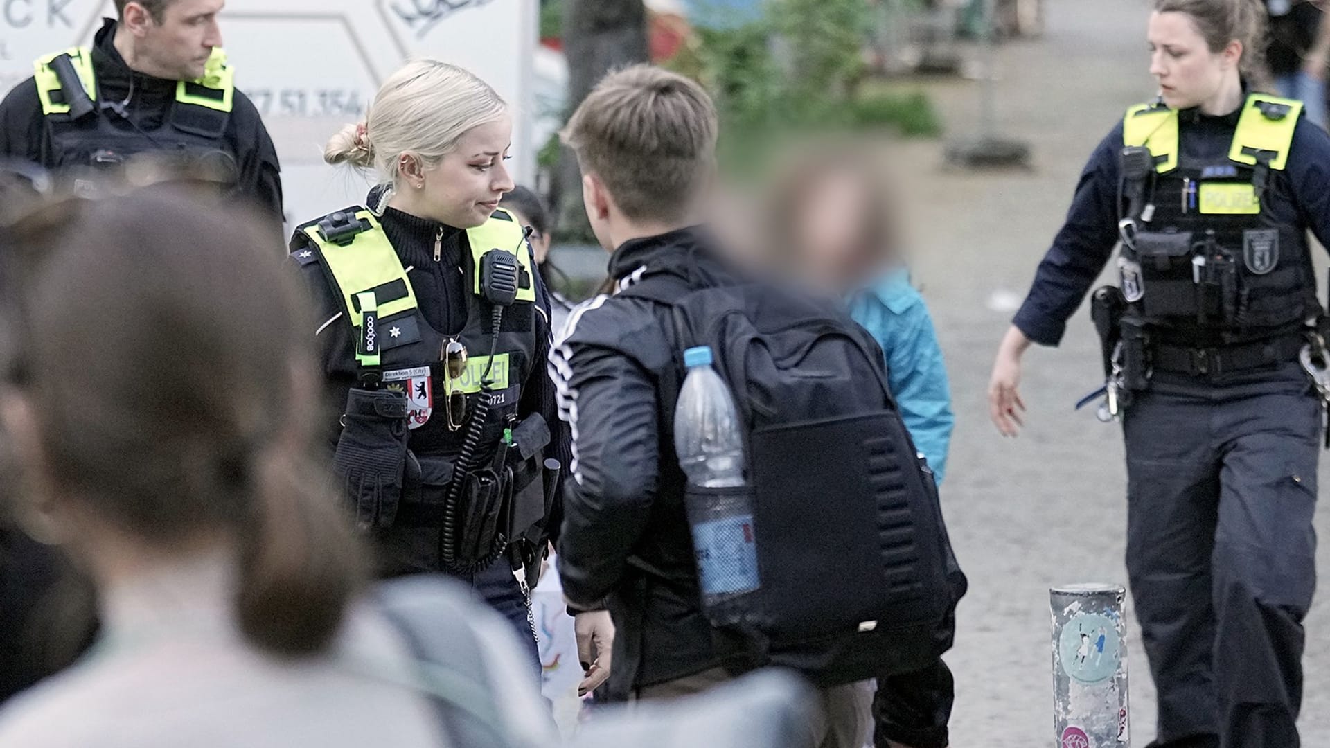 Die Polizei am Tatort: Viele Kinder hatten die Tat mit angesehen.