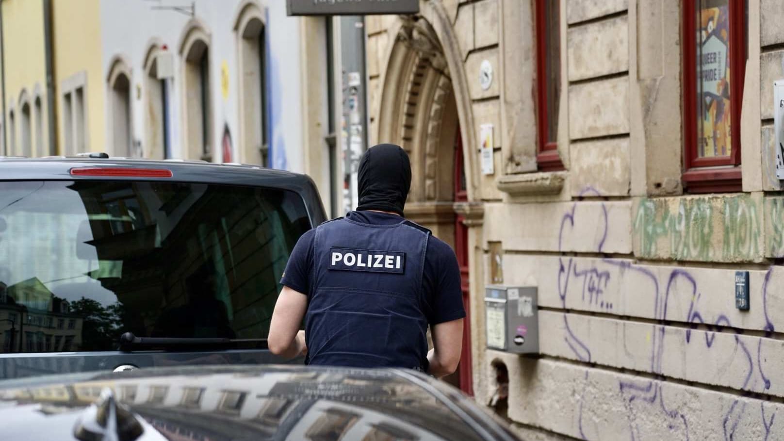 Louisenstrasse in der Neustadt, Durchsuchungen durch Generalstaatsanwaltschaft Muenchen, offenbar werden in Sachsens Landeshauptstadt zwei Objekte durchsucht