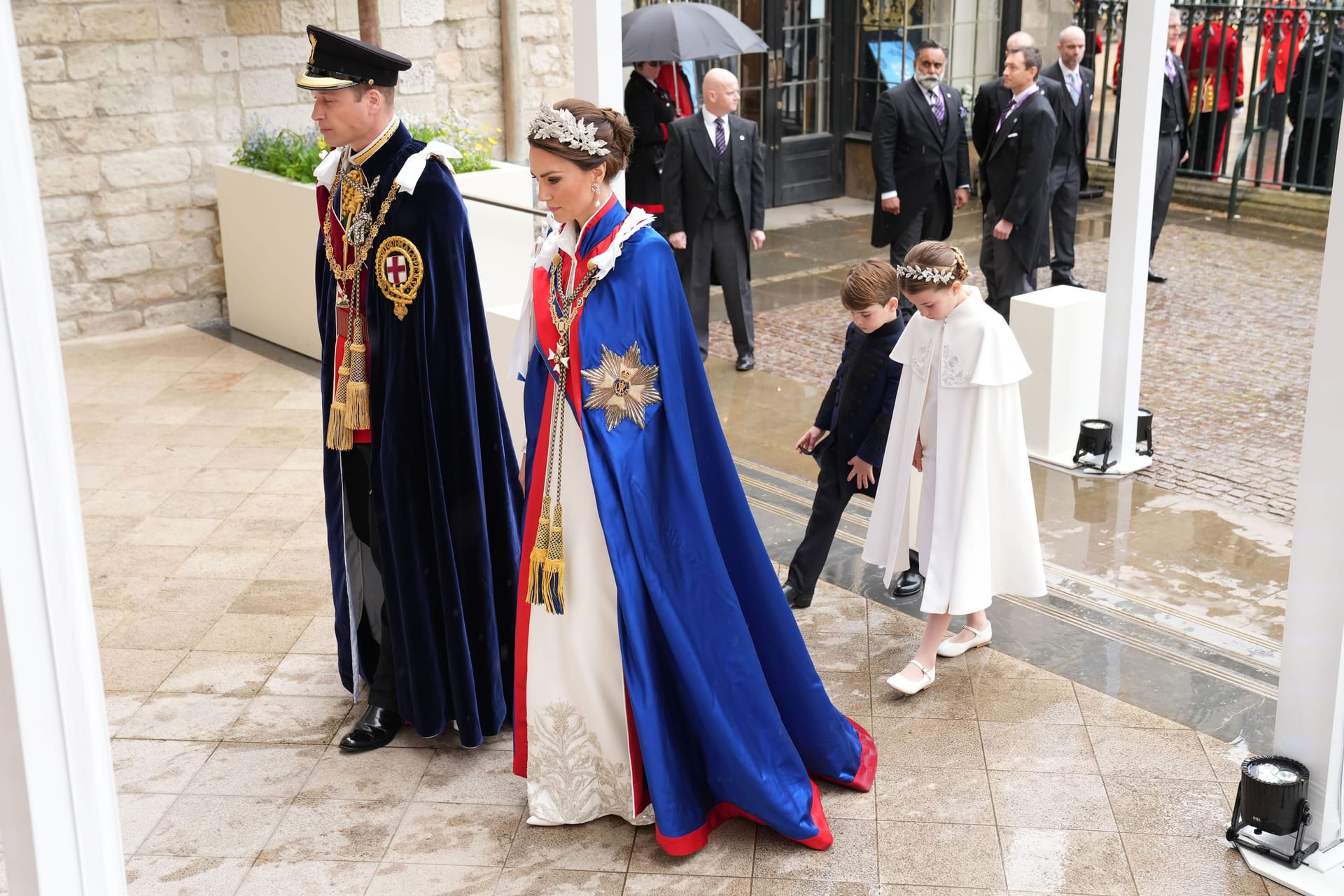 Prinz William, Prinzessin Kate, Prinz Louis und Prinzessin Charlotte: Sie betreten die Westminster Abbey.