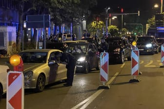Kontrollen in Stuttgart: Bei dem Autokorso der Erdogan-Anhänger kam es zu Krawallen und Verletzten.