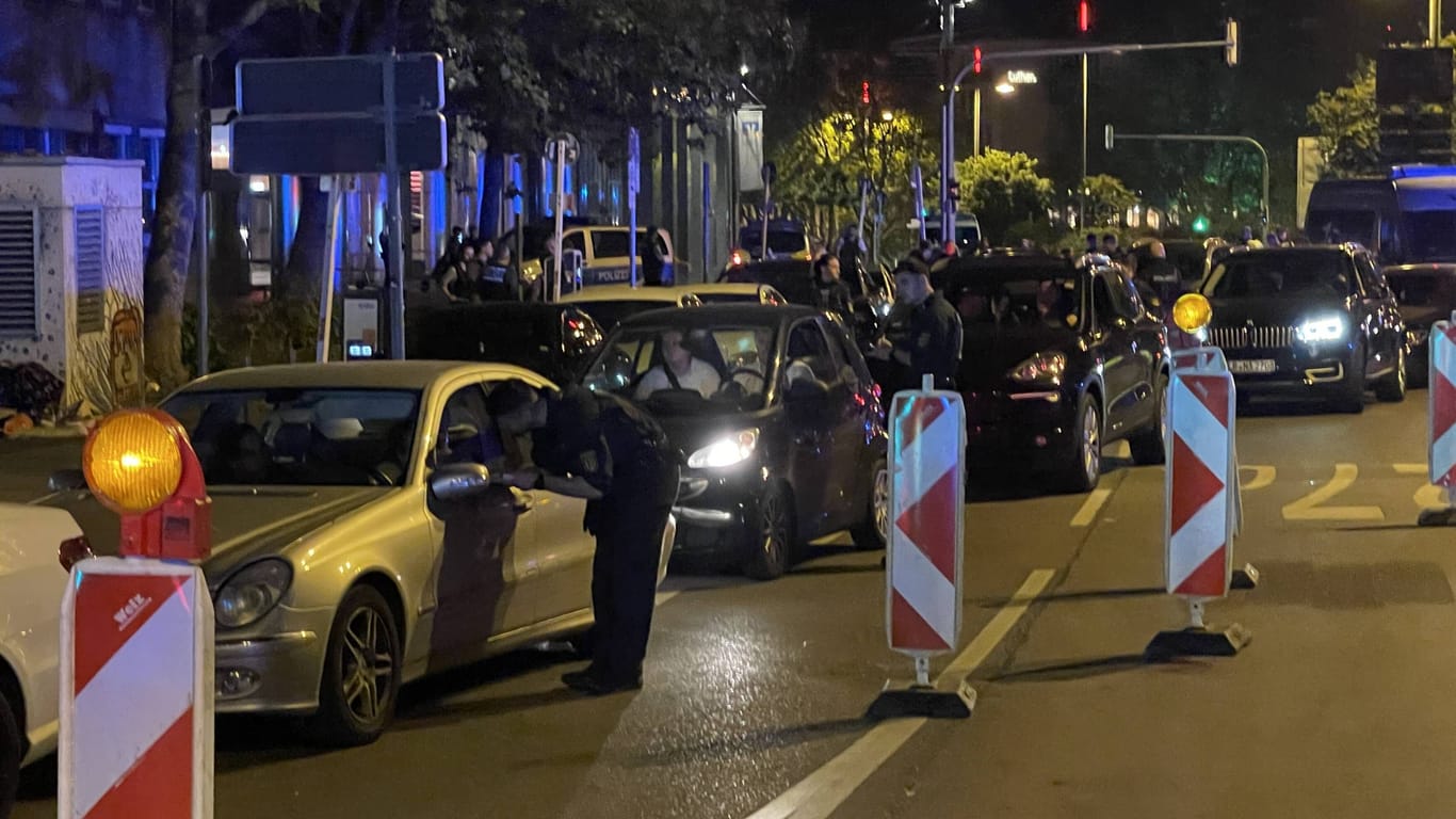 Kontrollen in Stuttgart: Bei dem Autokorso der Erdogan-Anhänger kam es zu Krawallen und Verletzten.