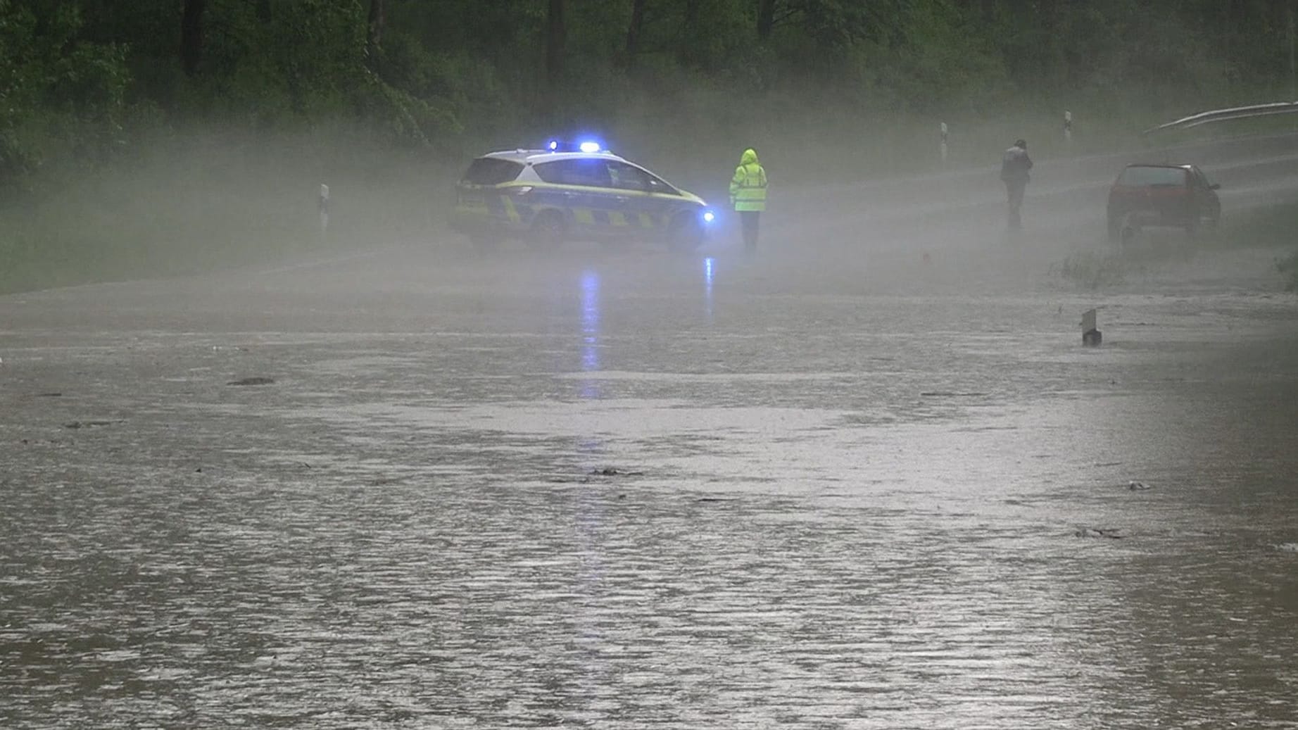 Überflutete Straße bei Detmold: Die Stadt und das benachbarte Lage traf das Unwetter besonders schwer.