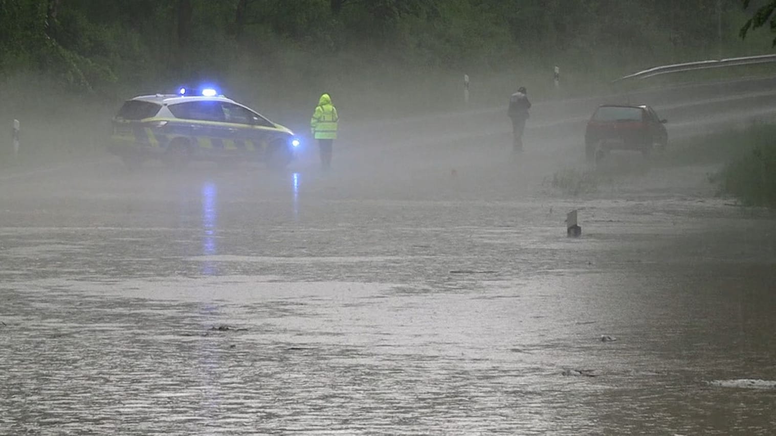 Überflutete Straße bei Detmold: Die Stadt und das benachbarte Lage traf das Unwetter besonders schwer.